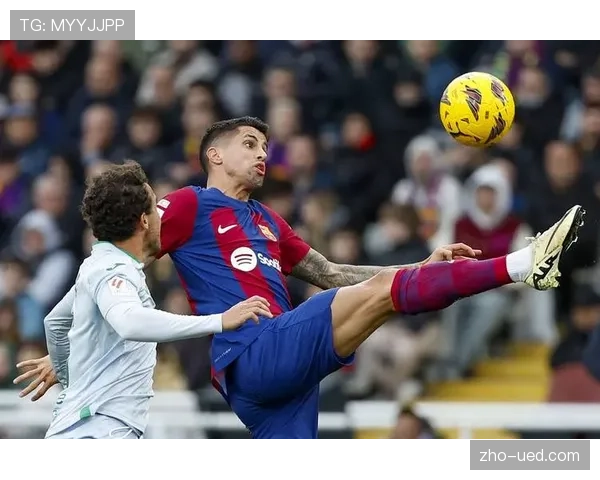 巴萨边路进攻组合效果显著 坎塞洛传中精准找到德容破门